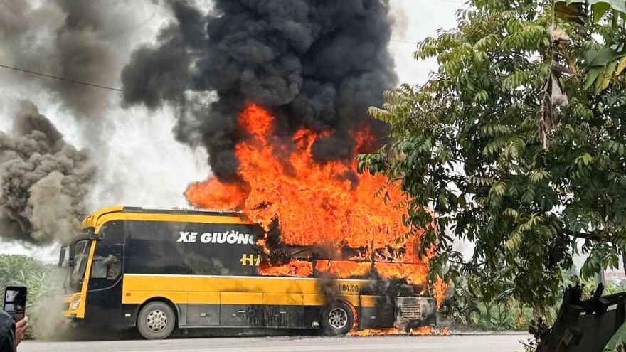 Cháy xe ô tô khách 40 chỗ chờ đón công nhân ở KCN Bắc Ninh