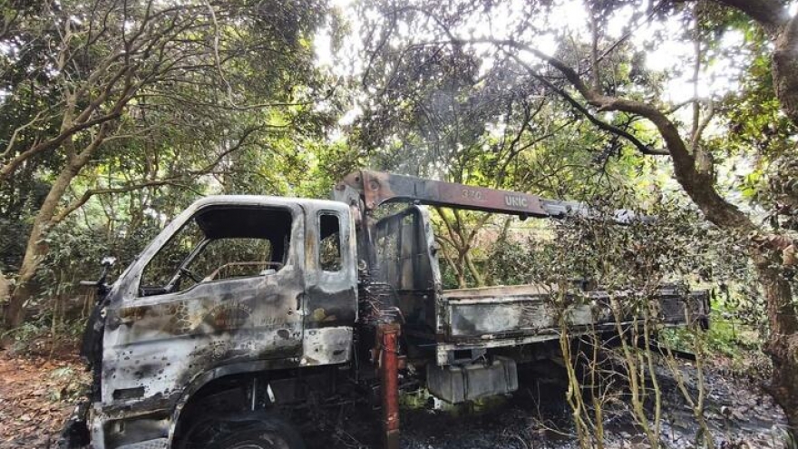 Xe tải cẩu vướng dây điện rồi bốc cháy, tài xế bị điện giật tử vong ở Hà Nội