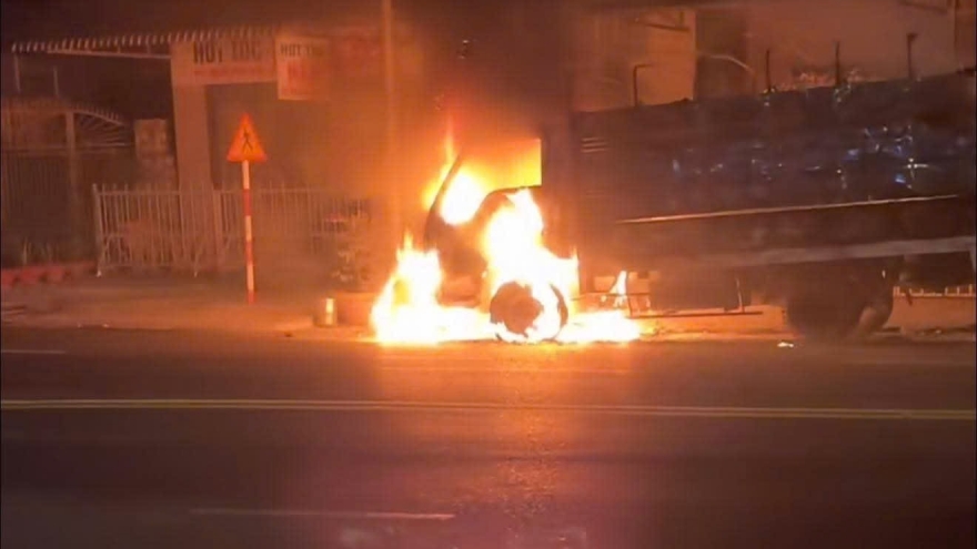 Xe tải chở sầu riêng bốc cháy giữa đêm trên quốc lộ