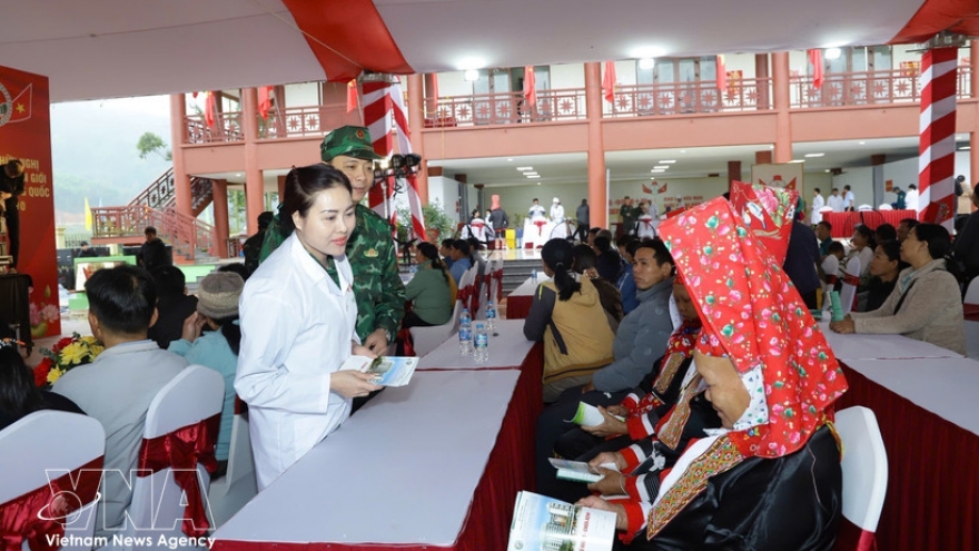 Vietnamese, Chinese military medical teams give free check-ups to border residents