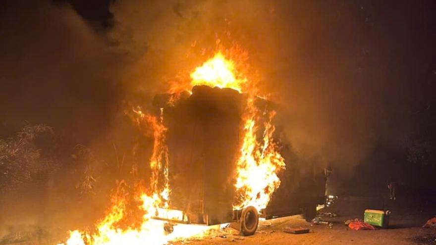 Xe tải bốc cháy trên Đường tỉnh 562, Quảng Trị