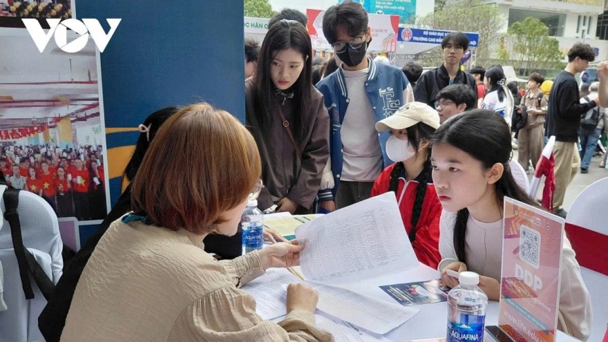 Có chứng chỉ ngoại ngữ quốc tế nên miễn thi hay vẫn dự thi tốt nghiệp THPT?