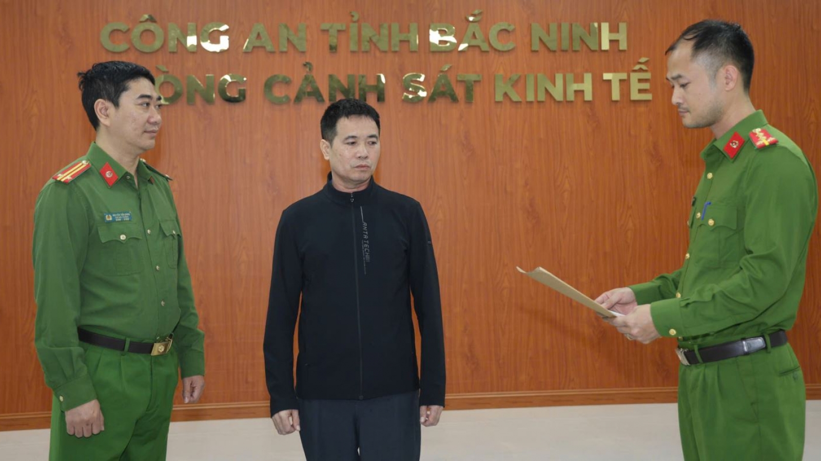 Bắt tạm giam chủ cơ sở ở Bắc Ninh, sản xuất số lượng lớn giấm ăn giả