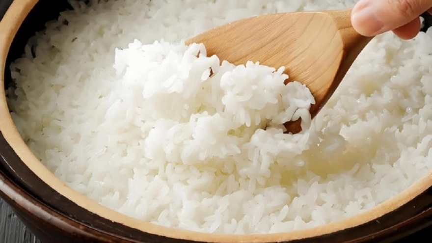 Khi nấu cơm, tại sao lại cho thêm giấm trắng và dầu ăn?