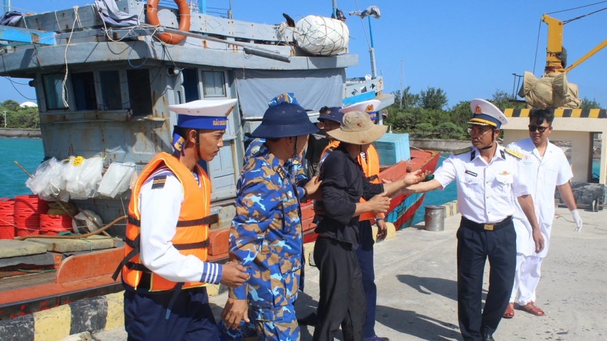 Bệnh xá đảo Song Tử Tây cấp cứu ngư dân bị tai nạn lao động