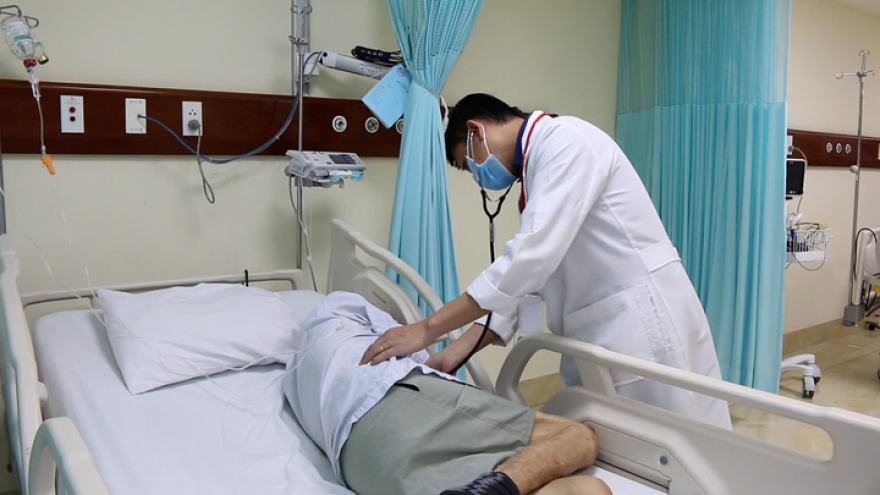 Cụ ông 80 tuổi suýt mất mạng vì tự cắt ống thông tiểu