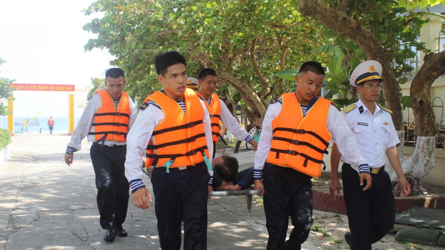 Đảo Song Tử Tây – Đặc khu Trường Sa cấp cứu kịp thời ngư dân bị giảm áp