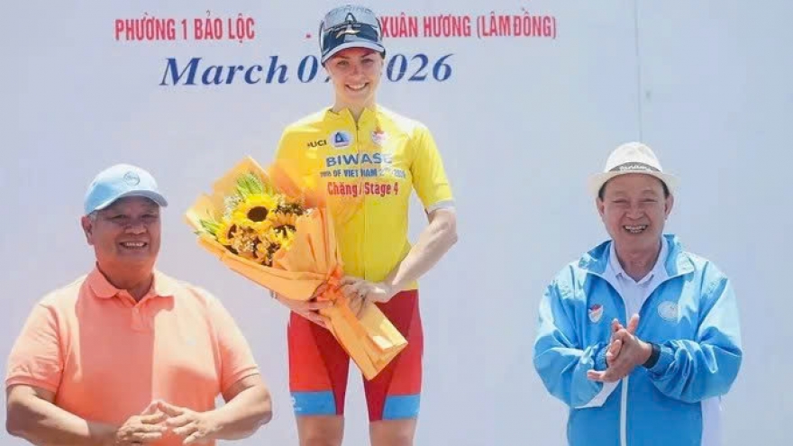Komina Marina holds yellow jersey of Biwase Tour of Vietnam 2026