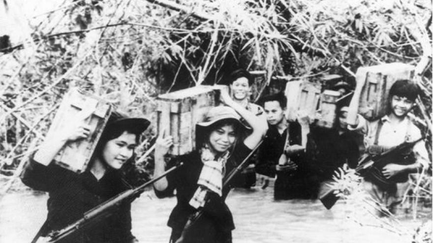 Cô gái Sài Gòn đi tải đạn