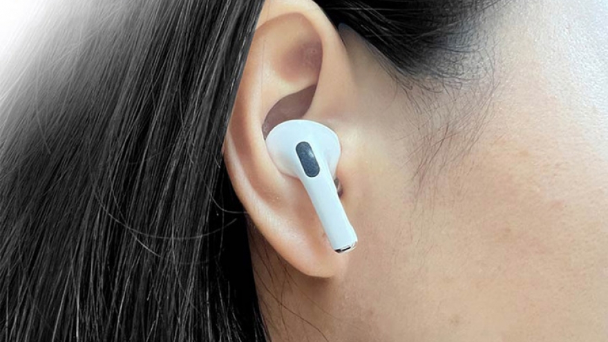 Đeo tai nghe 1-3 giờ mỗi ngày, người trẻ đối mặt nguy cơ điếc sớm