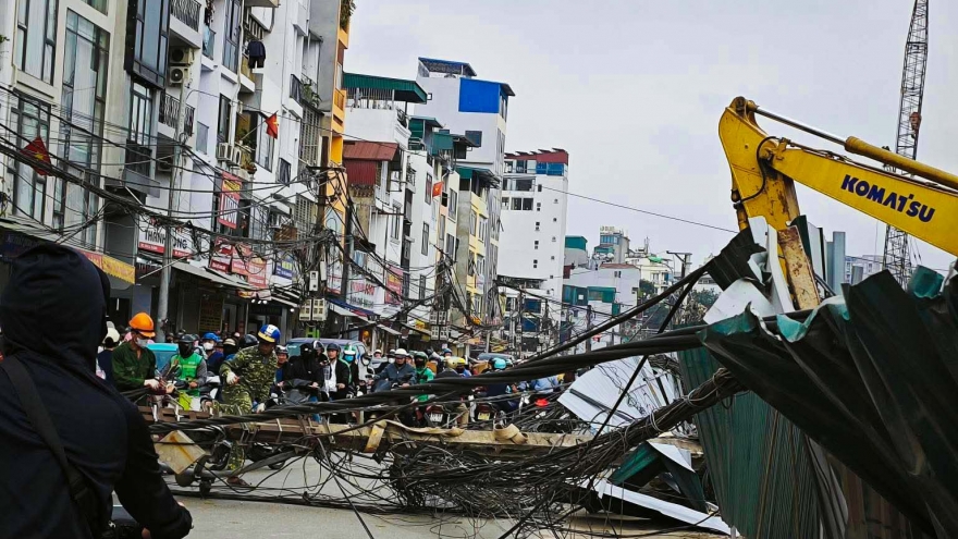 Cột điện bất ngờ gãy đổ chắn ngang phố Đê La Thành, Hà Nội