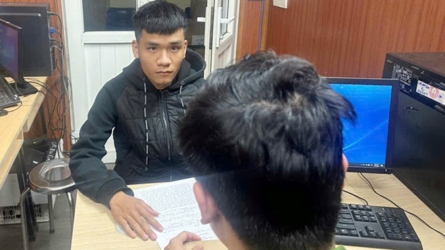 Điều tra đối tượng côn đồ chặn xe, đánh tới tấp một phụ nữ