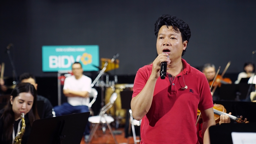 Vũ Thắng Lợi cùng 100 nhạc công tập luyện cho live concert “Mùa chim én bay"