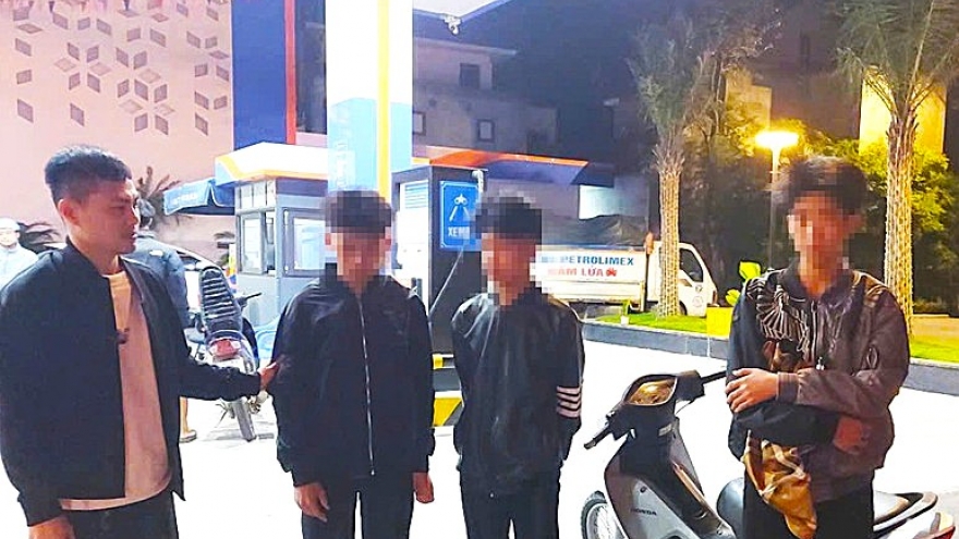 Ngăn chặn nhóm thanh thiếu niên tụ tập đua xe, mang theo vỏ chai bia gây rối