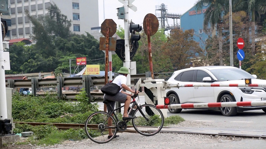 Bất chấp chuông báo, vẫn đánh cược mạng sống qua khe hở đường ray