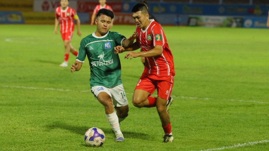 Dương Văn Khoa ghi bàn từ giữa sân, bóng đá Việt Nam chứng kiến hiện tượng thú vị