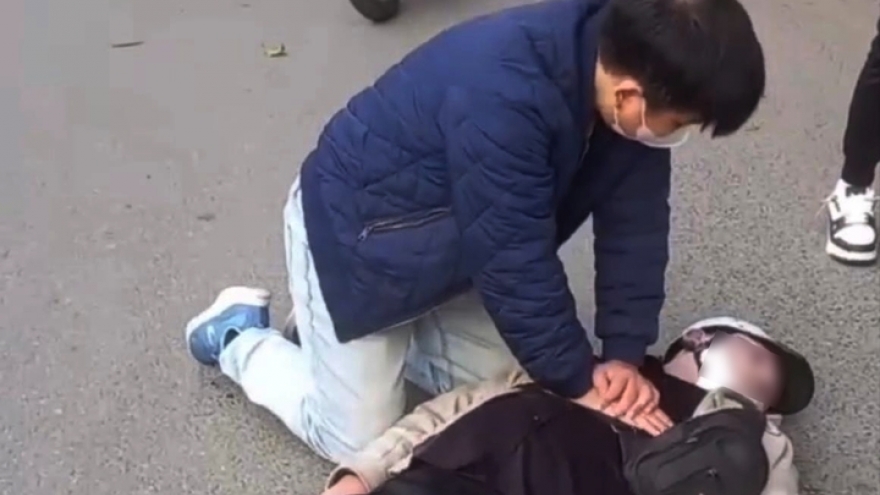 Khen thưởng đột xuất bác sĩ ép tim cứu người gặp nạn trên đường