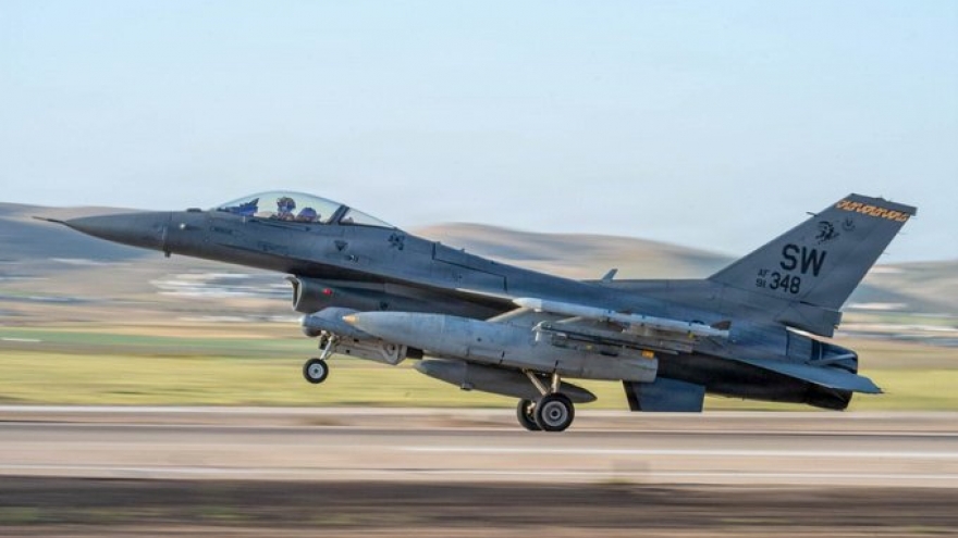 Tiêm kích F-16 Mỹ hạ cánh khẩn cấp tại Saudi Arabia