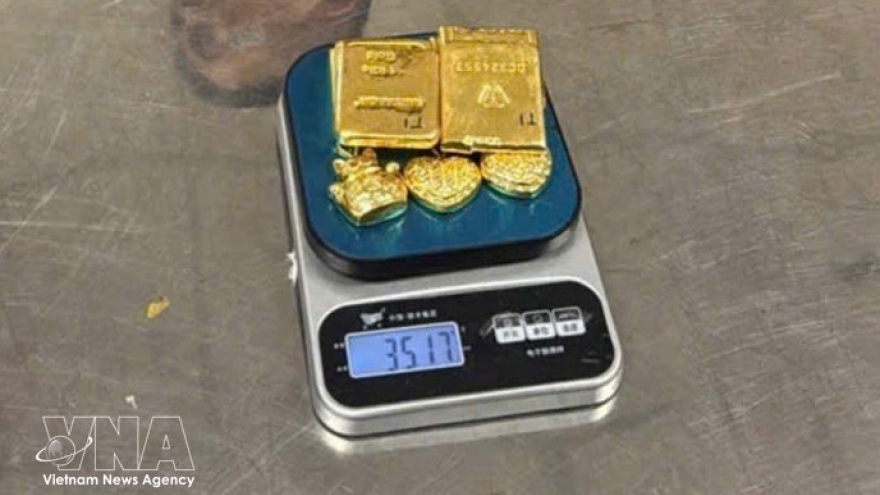 Hanoi customs seize suspected gold smuggled by four passengers at Noi Bai airport