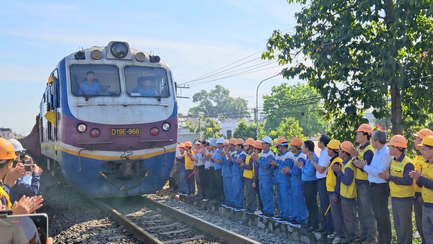 Thông tuyến đường sắt Bắc – Nam qua cầu Ghềnh sau sự cố sà lan
