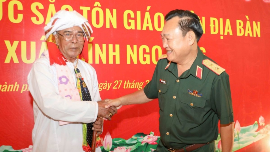 Thắt chặt đoàn kết quân - dân từ công tác tôn giáo