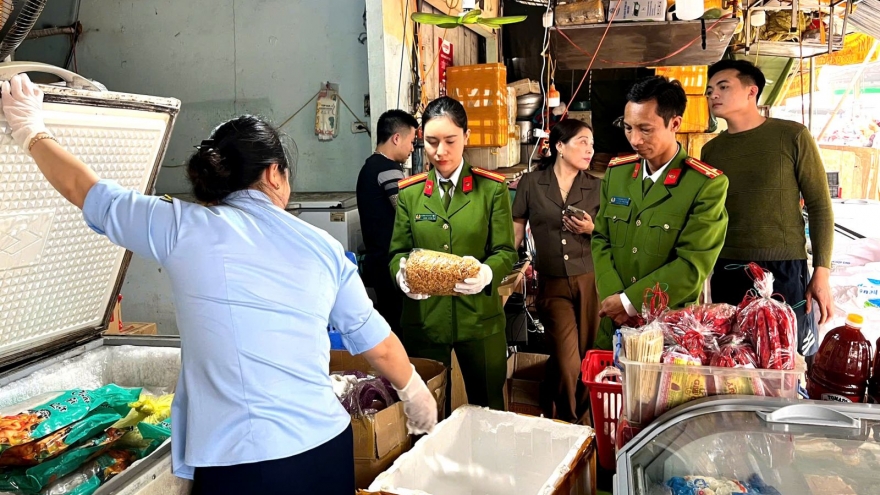 Phát hiện, thu giữ 4 tấn thực phẩm không rõ nguồn gốc tại Thanh Hóa