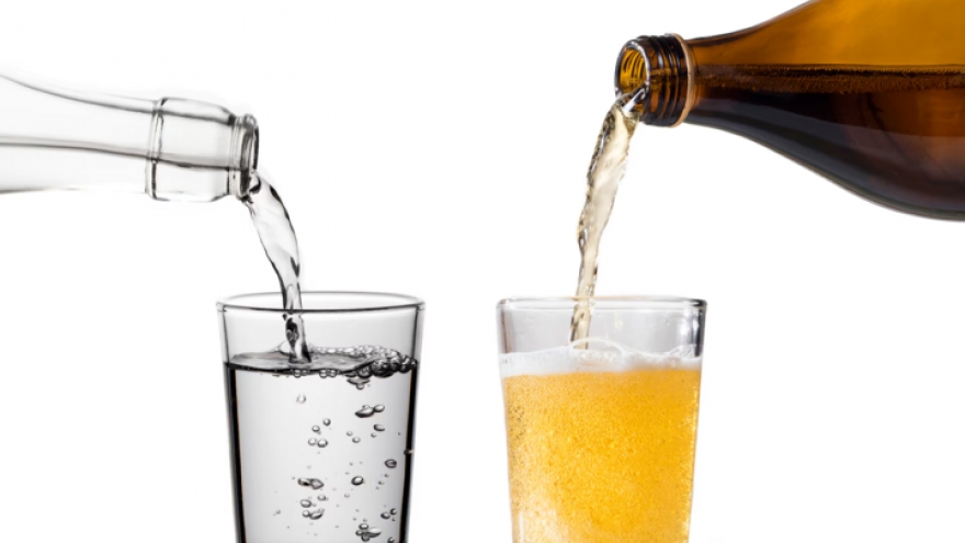 Vì sao uống cả chục lon bia dễ hơn uống vài chai nước lọc?