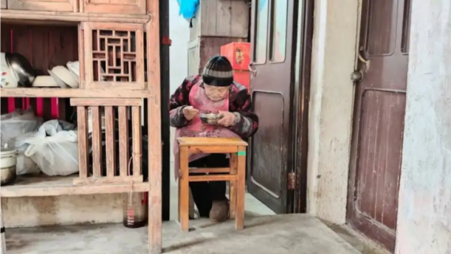 Chế độ ăn ngủ "độc lạ" của cụ bà 102 tuổi