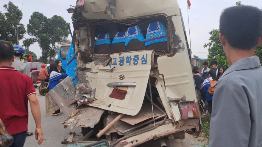 Xe tải chở đất tông nát đuôi xe chở học sinh, nhiều em bị thương