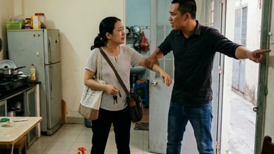 Từ 1/5, chồng ép vợ nghỉ làm, ở nhà nội trợ bị phạt đến 10 triệu đồng