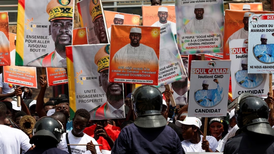 Guinea bất ngờ giải tán 40 đảng chính trị