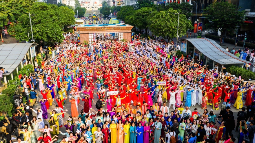 Hơn 58.000 phụ nữ duyên dáng đồng diễn áo dài, dấu ấn ngày 8/3 giữa TP.HCM