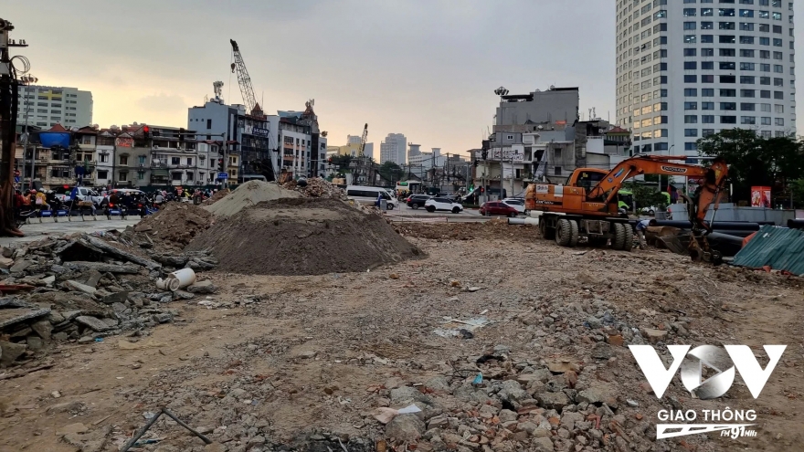 Hà Nội: Bụi mù mịt bên những công trình