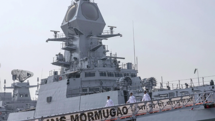 Ấn Độ cử tàu chiến hộ tống các tàu thương mại qua Vịnh Oman