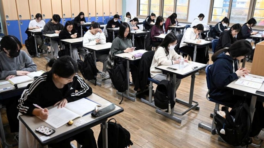 Phụ huynh cùng giáo viên 11 lần trộm đề thi, giúp con gái đứng nhất trường