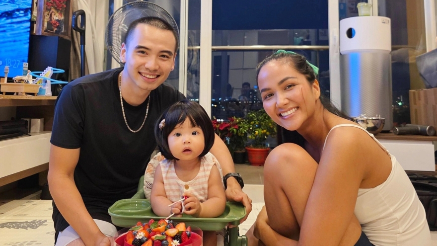 Sao Việt 20/3: Vợ chồng H'Hen Niê khoe con gái đáng yêu tròn 6 tháng tuổi