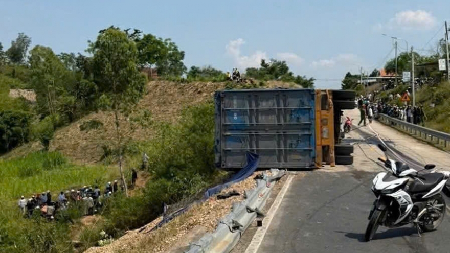 Xe container lấn làn va chạm xe máy làm 3 người tử vong ở Đắk Lắk