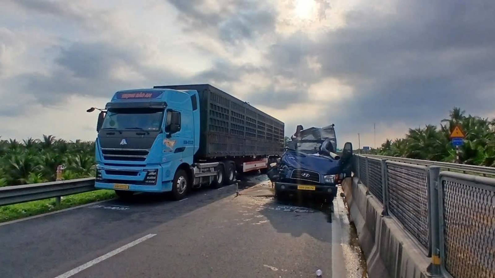 Ô tô tải đâm vào container làm một người tử vong tại Đồng Tháp