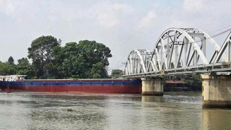 Chuyển tải gần 6.000 hành khách sau sự cố sà lan va vào cầu Ghềnh