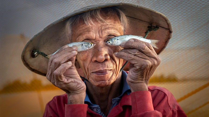 Hoi An fisherman goes viral in award-winning international photograph