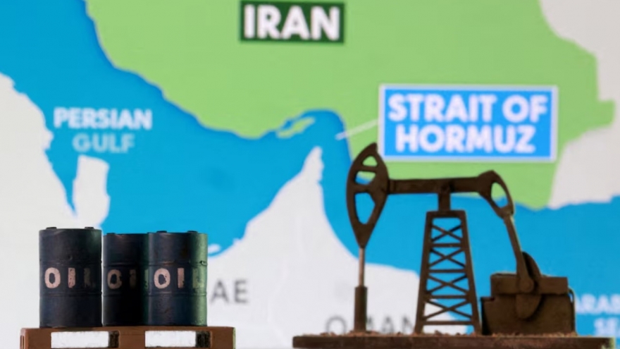 Giá dầu của Mỹ vượt mốc 100USD/thùng, tăng gần 50% kể từ xung đột Iran