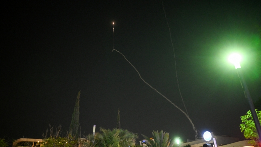 Chiến sự Trung Đông: Iran phóng hơn 300 tên lửa đạn đạo vào Israel