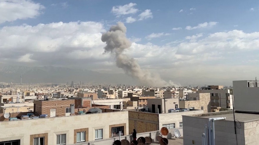 Iran và Houthi tiếp tục tấn công Israel, nhiều nước vùng Vịnh bị tập kích