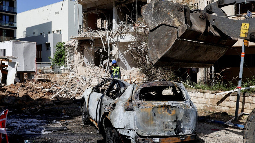 Cận cảnh thiệt hại của Israel sau khi hứng “mưa tên lửa” từ Iran