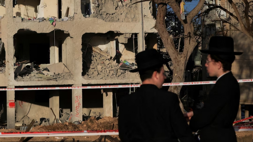 Israel và Iran tiếp tục “ăn miếng trả miếng”, đàm phán hòa bình xa vời