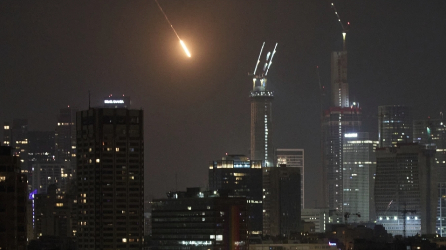 Iran tấn công dữ dội vào Israel và các nước vùng Vịnh