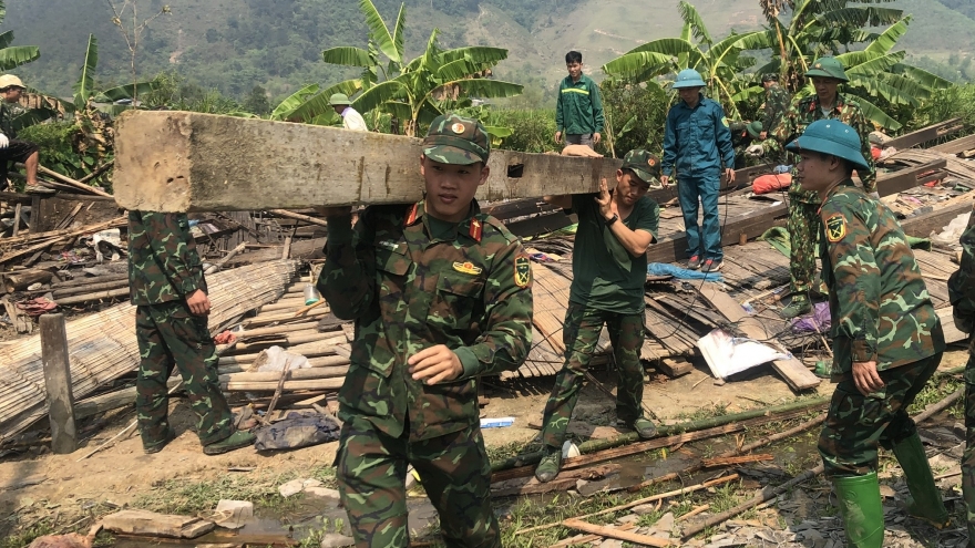 Lào Cai huy động hàng trăm cán bộ, chiến sỹ giúp nhân dân sửa nhà sau dông lốc