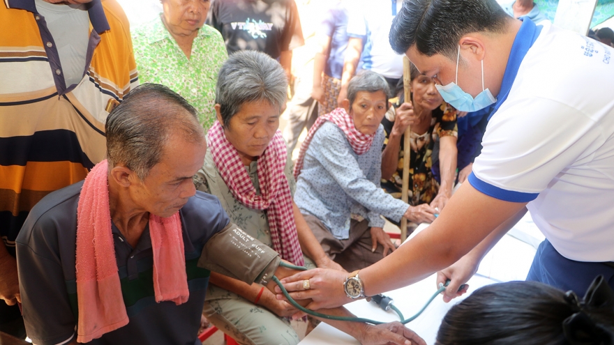 Khám chữa bệnh cho bà con Việt kiều có hoàn cảnh khó khăn tại tỉnh Prey Veng