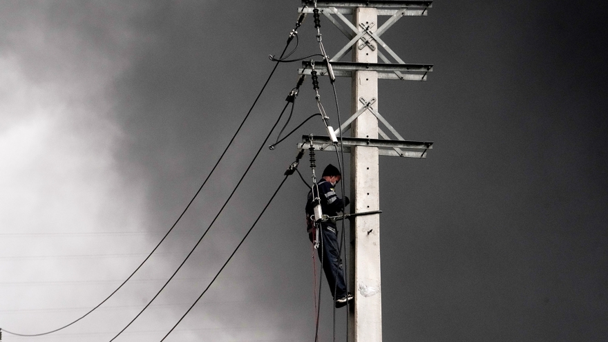 “Mưa đen” ở Tehran: Chuyên gia cảnh báo nguy hiểm hơn mưa axit