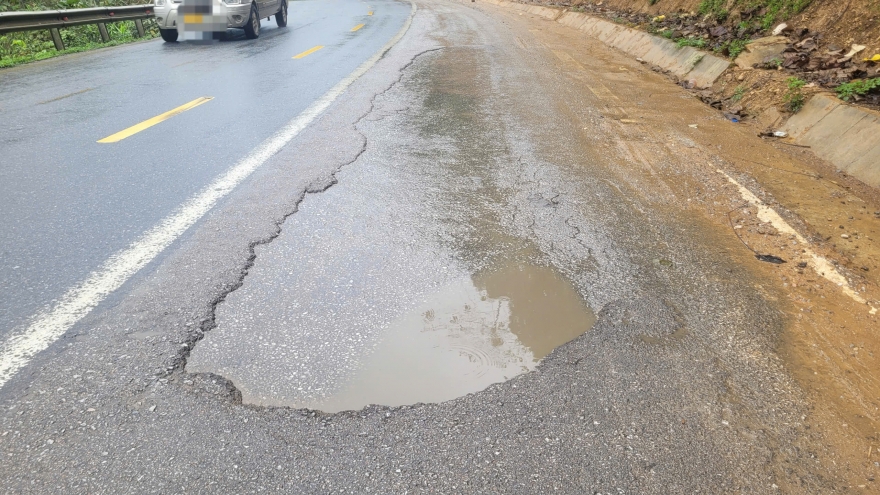 Sửa chữa các vị trí hư hỏng trên tuyến Quốc lộ 3 sau phản ánh của VOV